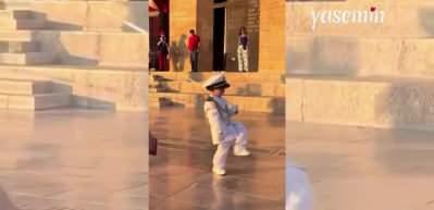 Anıtkabir'de minik asker! Asker ağabeylerini taklit eden minik çocuk...