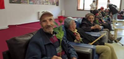 Artvinli gen&ccedil;ten takdir edilecek vefa &ouml;rneği: Huzurevi sakinlerinin sa&ccedil; ve sakal tıraşını yaptı