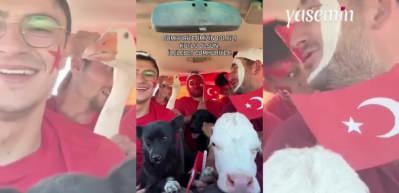 Cumhuriyet'in 101. yılını arabada hayvanlarla beraber kutladılar: Buzağı, köpek ve kaz