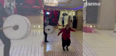 Herkesi şaşkına &ccedil;eviren performans: Kına gecesine katılan yaşlı kadın pistin tozunu attırdı!