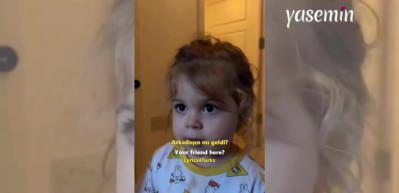 K&uuml;&ccedil;&uuml;k kızın iki dili birbirine karıştırdığı o anlar b&uuml;y&uuml;k beğeni topladı! "My arkadash here"