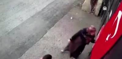  Minik Ayşenur ve annesinin T&uuml;rk bayrağı sevgisi izleyenleri y&uuml;reğini titretti