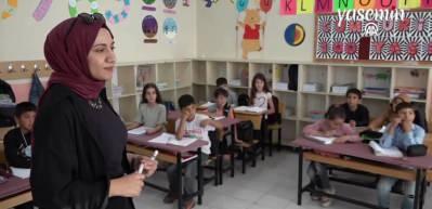 &Ouml;ğrencilere oyunlarla dersleri sevdiriyor! Bitlis'te sınıf &ouml;ğretmeni işte b&ouml;yle eğitim veriyor