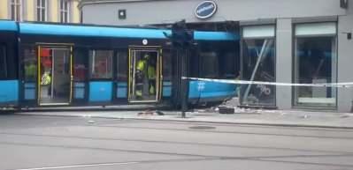 Oslo'da bir tramvay yoldan &ccedil;ıkarak Apple Store'a girdi