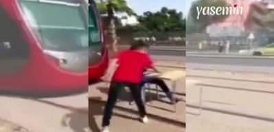 Beğeni almak i&ccedil;in herkesin canını tehlikeye attı: Tramvay yolunu kapattı! 3 yıl ceza aldı