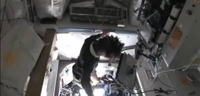 5 aydır uzayda olan astronotun son g&ouml;r&uuml;nt&uuml;s&uuml; korkuttu!Resmen 'Bir deri bir kemik' kalmış