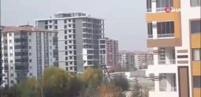 Ağır hasarlı 12 katlı bina saniyeler içerisinde yerle bir oldu