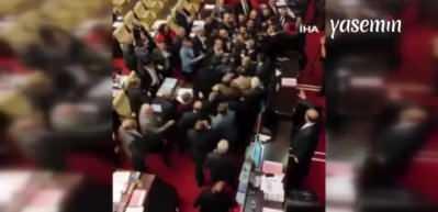 Ankara Büyükşehir Belediye Meclisi'nde 'konser' gerginliği: Yumruklar havada uçuştu!