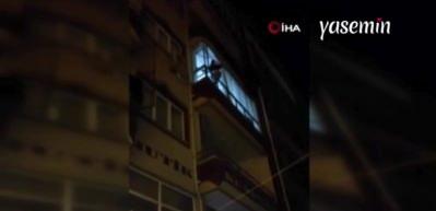 Balkonun penceresinden atlamaya kalktı! Polislerin iltifatını duyunca ikna oldu: "Herkes senin şarkılarından mutlu"