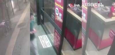 Cam kapıyı fark etmedi kafasını çarptı! Görenlerin yüreğini ağızına getiren o anlar...