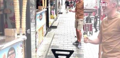 İstanbul'u ziyaret eden Roy Keane ve Jamie Carragher’ın Maraş dondurmacısıyla imtihanı!