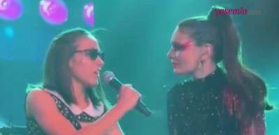 Ceyda Düvenci’nin kızı Melisa Nil Karaibrahimgil ile birlikte sahneye çıktı!
