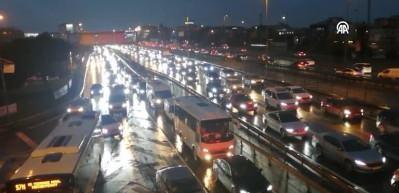İstanbul'da trafik yoğunluğu en &uuml;st seviyelere ulaştı