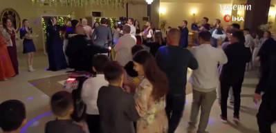Eşi benzeri görülmemiş düğün: Kamp tutkunu çift düğün salonunu kamp alanına çevirdi!