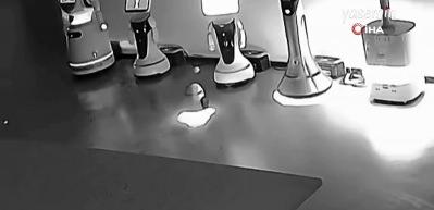 Fazla mesai robotları canından bezdirdi! Küçük robot “evine dön” diyerek 12 robotu kaçırdı