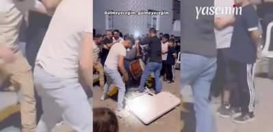 İnsanları eğlendireceğim diye masayı kırdı! Yere düşen davulcu görenleri kahkahaya boğdu