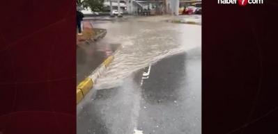 Y&uuml;zme bilmeyen metrob&uuml;se binemiyor! İstanbul'dan yağmur manzaraları