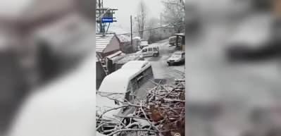 Kar yağışı aniden bastırdı! Lapa lapa yağıyor! Her yer beyaza b&uuml;r&uuml;nd&uuml;...