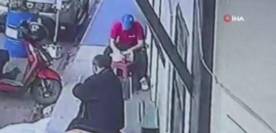 Adana'da fırsat&ccedil;ı kedi iş&ccedil;inin tabureye bıraktığı d&ouml;neri bakın nasıl &ccedil;aldı