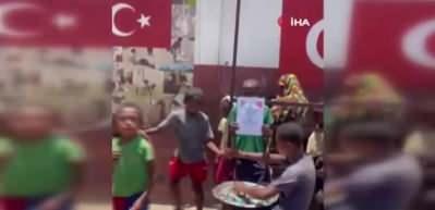 &Ouml;ğretmenler g&uuml;n&uuml; i&ccedil;in Afrika'da &ccedil;ikolata dağıttılar