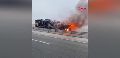 Afyonkarahisar'da sıfır araç taşınan tırda çıkan yangında 6 araç kullanılmaz halde