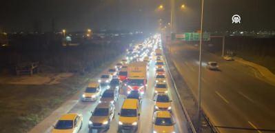  Arnavutk&ouml;y-Sultangazi yol &ccedil;alışması trafiği kilitledi