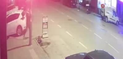 Bursa'da yolda reklam tabelasını alıp dükkanın camını kırdı