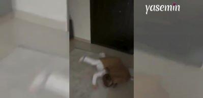 Evden çıkarken annesine yakalandı! Küçük kız ne yapacağını şaşırdı