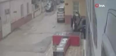 Fırtınanın devirdiği tabela &ccedil;ocuğu teğet ge&ccedil;ti, o anlar kamerada