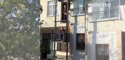 Hastalığı nedeniyle dışarı çıkamayan eşi için asansör yaptı!