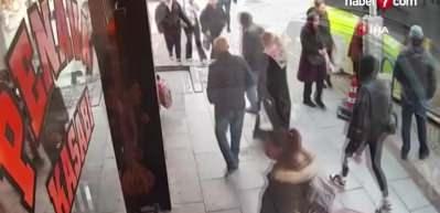 Kocaeli'deki feci kaza kamerada! 79 yaşındaki s&uuml;r&uuml;c&uuml;n&uuml;n kullandığı cip yayaların arasına daldı!