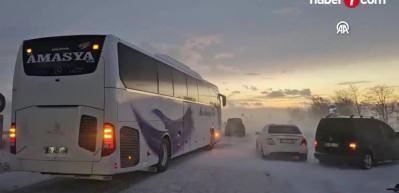 &Ouml;l&uuml;ml&uuml; zincirleme kaza! &Ccedil;orum-Samsun kara yolu tek y&ouml;nl&uuml; trafiğe kapandı