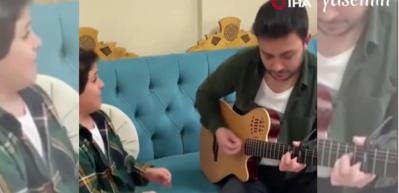 Şarkı söylerken kendinden geçiyor! Kendine hayran bırakan küçük Ahmet'in yeteneği...