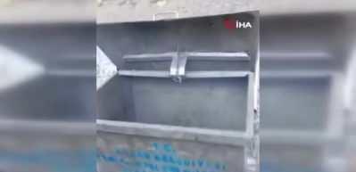 Temizlik işçisi yanmak üzere olan Türk bayrağını  çöpten aldı