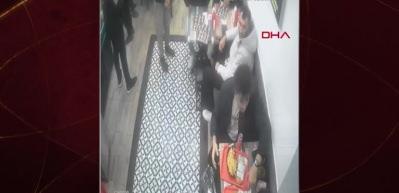 Taksim'de kadına şiddete m&uuml;dahale eden 3 garson g&ouml;zaltına alındı