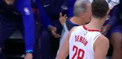 Alperen Şeng&uuml;n'&uuml; &ccedil;ıldırtan anlar! NBA'de oyundan atıldı
