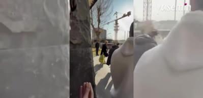 Pasta yanlış kişiye isabet etti! Arkadaşlarına şaka yapmak isteyen gençler...