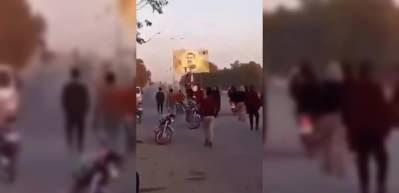 Rakka'da muhalifler PKK elebaşı &Ouml;calan'ın posterlerini par&ccedil;aladı