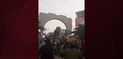 Burası Şam! Baba Esed&rsquo;in heykeli yerle bir
