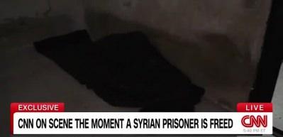 D&uuml;nyanın konuştuğu o an! Suriye'de &ccedil;ekim yapan CNN ekibi, yanlışlıkla cezaevinde unutulan bir mahkumu buldu