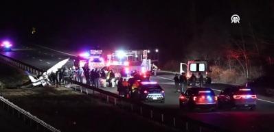 New York'ta tek motorlu u&ccedil;ak otoyola d&uuml;şt&uuml;!