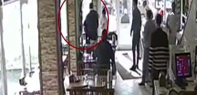 M&uuml;şterisinin canını kurtardı! Lokantada yaşanan panik anları b&ouml;yle g&ouml;r&uuml;nt&uuml;lendi