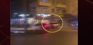 Film sahnesi değil ger&ccedil;ek! Polisten ka&ccedil;arken kaza yapan ş&uuml;pheliler b&ouml;yle g&ouml;r&uuml;nt&uuml;lendi