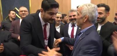 Se&ccedil;imi kazanan Taha Akg&uuml;l ilk babasının elini &ouml;pt&uuml;