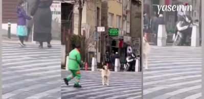 Sokak köpeğiyle oynayan temizlik işçisi görenlerin kalbini ısıttı!