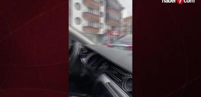 Aracın göçüğünü gören kaporta ustası, kırmızı ışıkta durup eliyle düzeltti!
