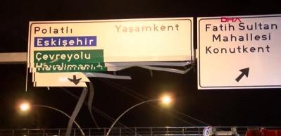 Başkent Ankara'da kamyonun damperi üst geçide çarptı