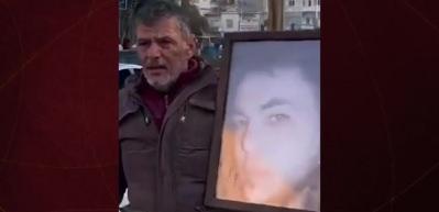 Esed'in zindanlarında  evladını bulamayan Suriyeli baba, oğlunun fotoğrafıyla sokaklarda dolaşıyor