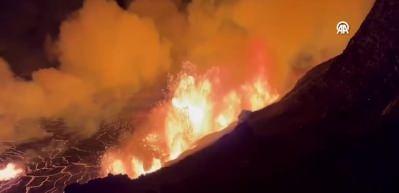 Hawaii'deki Kilauea Yanardağı sessizliğini bozdu! Dev patlama b&ouml;yle g&ouml;r&uuml;nt&uuml;lendi