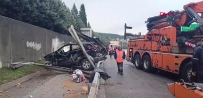 Kocaeli TEM Otoyolu'nda bariyere &ccedil;arpan otomobilde 1 kişi yaralandı